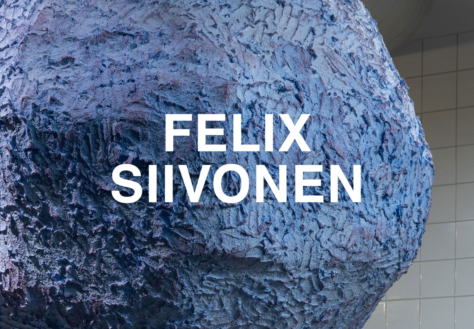 Kuvassa lukee Felix Siivonen ja taustalla näkyy hänen teoksensa